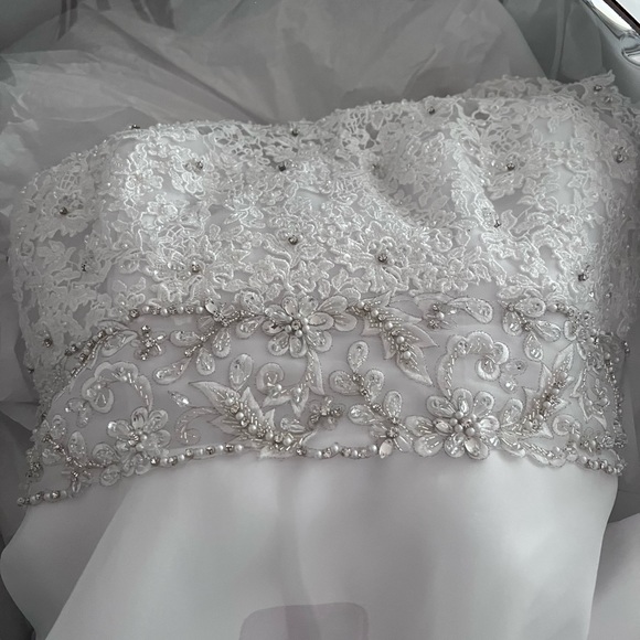 White wedding dress. It’s cleaned and boxed. Unsure the brand (sorry) - Picture 7 of 8